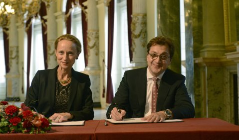 Vertragsunterzeichnung in Dresden: Sabine von Schorlemer und Serge Dorny. Foto: Matthias Creutziger