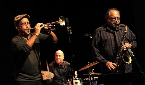 Freier Umgang mit der Form: Dave Douglas und Joe Lovano, im Hintergrund Drummer Joey Baron. Foto: Ssirus W. Pakzad