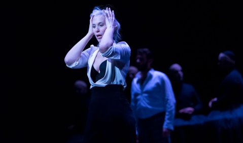 Alexandra Deshorties (Elisabetta) & Ensemble. Foto: © Herwig Prammer