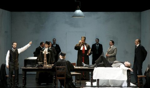 Kurz vor seiner vernichtenden Niederlage: Adrian Eröd als Shylock (links) in André Tchaikowskys „Kaufmann von Venedig“. Foto: Bregenzer Festspiele/Karl Forster