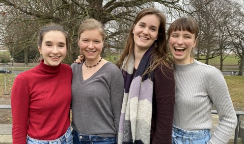 Vier junge Frauen, die mit ihrem Festival „Feminale“ Komponistinnen mehr Gehör verschaffen wollen. (v. l. Josephina Lucke, Margalith Charlotte Eugster, Linda Wesche und Antonia Brinkers). Foto:  © Feminale