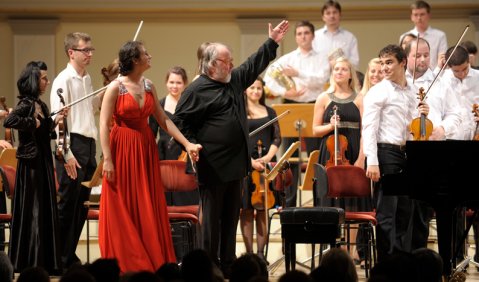 Martina Filjak, Heinrich Schiff und das Festivalorchester bei ihrem Auftritt im Konzerthaus Berlin. Foto Young Euro Classic / Kai Bienert