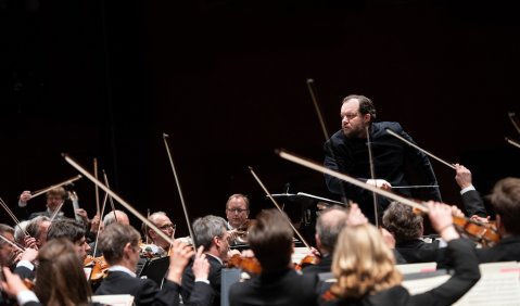 Andris Nelsons dirigiert die Festspielgala. Foto: Monika Rittershaus