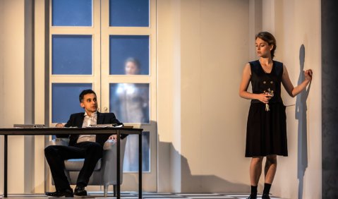 Seymur Karimov als Graf und Eva Zalenga als Susanna in der Regensburger „Figaro“-Produktion. Foto: Jochen Quast