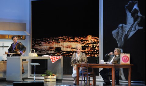 Stephan Rügamer, Silvana Dussmann und Jochen Schmeckenbecher in der Berliner „Fledermaus“. Foto: Ruth Waltz