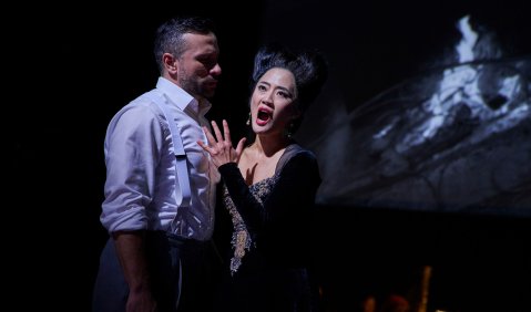 Sergey Romanovsky (Mérowig), Anna Sohn (Brunhilda).  Foto: Björn Hickmann, Stage Picture