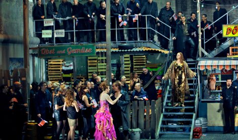 Der Castorf-Ring im vierten Jahr: „Götterdämmerung“ bei den Bayreuther Festspielen. Foto: © Bayreuther Festspiele / Enrico Nawrath