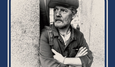 Zur Herzenswärme kommt die Wut: Glen Hansard giftet gegen Trump. Foto: CD-Cover