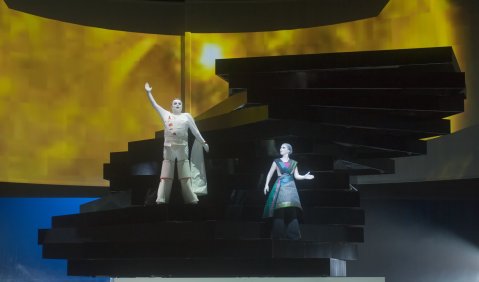 Arnold Bezuyen (Siegfried) und Iordanka Derilova (Brünnhilde) in der Dessauer „Götterdämmerung“. Foto: Jan-Pieter Fuhr 