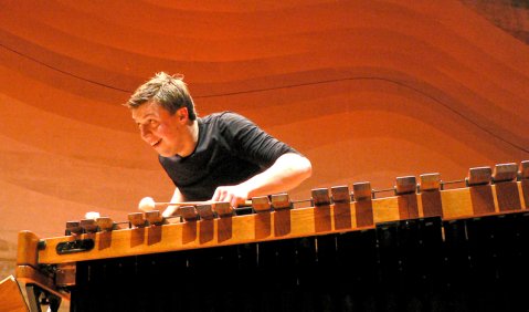 Der Percussionist Martin Grubinger, hier im Audimax der Universität Regensburg. Foto: Juan Martin Koch 