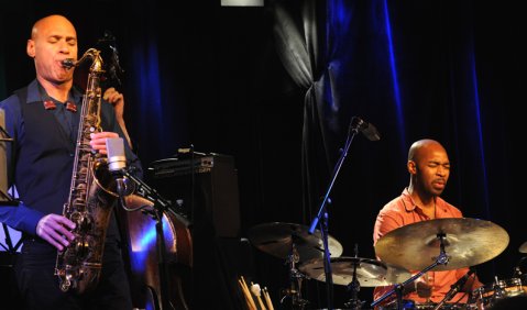 Wie entfesselt: Joshua Redman und Eric Harland von „James Farm“. Foto: Ssirus W. Pakzad