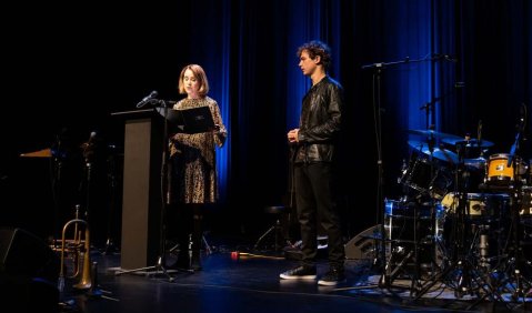 Kunstministerin Petra Olschowski verleiht den Jazz-Preis Baden-Württemberg an den Saxophonisten Jakob Manz. Foto: Jeanette Huber 