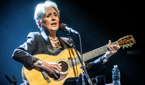 Joan Baez 2016 in New York. Foto: Jim Gilbert, by Jtgphoto (Own work) [CC BY-SA 4.0 (https://creativecommons.org/licenses/by-sa/4.0)], via Wikimedia Commons