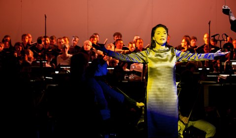 Julia Stemberger als Jeanne d'Arc, Chor, Extrachor, Kinderchor und Orchester des Staatstheaters am Gärtnerplatz. Foto: Christian Zach