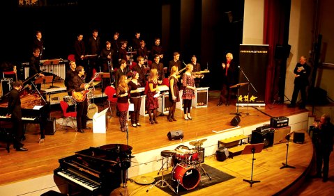 Verfrühte Weihnachtsengel: die Vokalgruppe „Minoo“ und das Bayerische Landes-Jugendjazzorchester in Marktoberdorf. Foto: Godehard Lutz