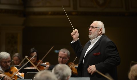 Der Dirigent Michail Jurowski und die Sächsische Staatskapelle. Foto: Matthias CreutzigerC