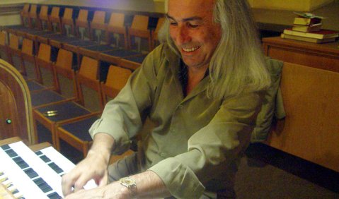 Klaus Treuheit an der Orgel der Wuppertaler Sophienkirche. Foto: Stefan Pieper