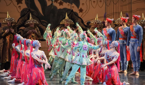Das Ensemble des Bayerischen Staatsballetts in La Bayadère. Foto: Wilfried Hösl