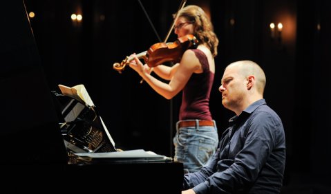 50 Jahre „Jugend musiziert“: Lars Vogt und Luisa Höfs im Konzerthaus Berlin. Foto: MUTESOUVENIR | KAI BIENERT