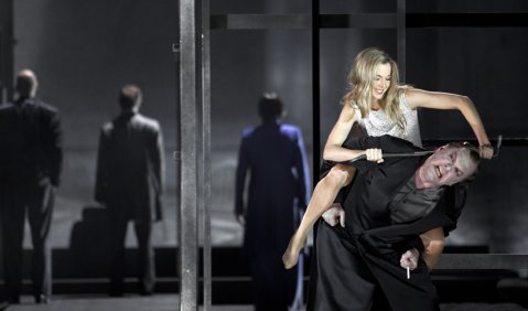 Mojca Erdmann (Lulu) und Michael Volle (Dr. Schön/Jack the Ripper) in Bergs „Lulu“ an der Staatsoper Berlin. Foto: Bernd Uhlig