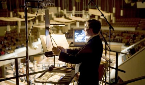 Von Mark Andre aus allen Ecken beschallt: Das SWR Sinfonieorchester in der Berliner Philharmonie. Foto: Kai Bienert