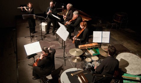 Klangpunkte und -flächen: Das Ensemble Aventure bei der Uraufführung von Günter Steinkes „Area II“. Foto: Marco Ehrhardt