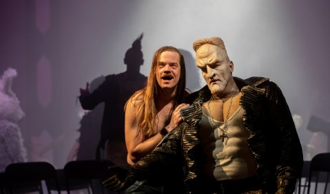 „Le Grand Macabre“ in Schwerin: Martin Gerke und Brian Davis. Foto: Silke Winkler