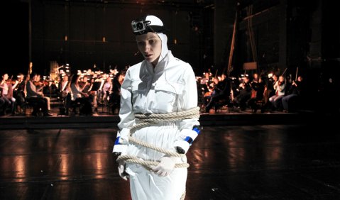 Mahlers Alien: Nadine Geyersbach in „Mahler III“ am Theater Bremen. Jörg Landsberg