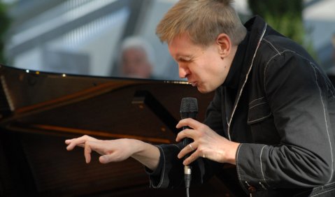 Vom Oberheim-Synthesizer angepiekst: Michael Schiefel. Foto: Ssirus W. Pakzad