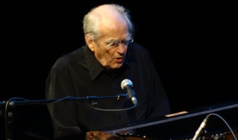 Michel Legrand. Foto: Tsaorin [CC BY-SA 4.0 (https://creativecommons.org/licenses/by-sa/4.0)], from Wikimedia