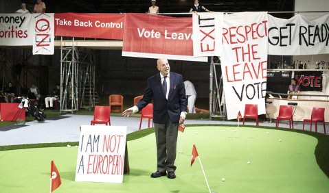 Christopher Robson als Parkwächter in „The Little Lives“ bei der Münchner Biennale. Foto: Smailovic 