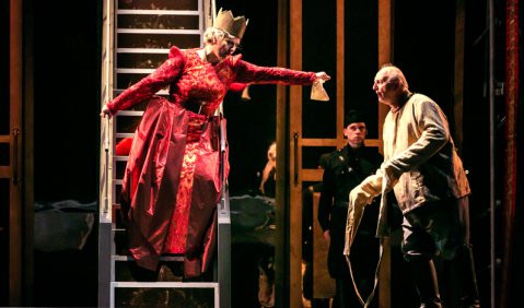 Aile Asszonyi als Abigaille und Adam Kruzel in der Titelpartie von Verdis „Nabucco“ am Theater Regensburg. Foto: Jochen Quast