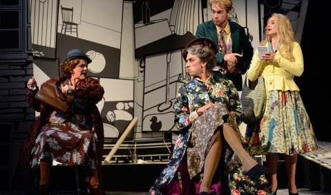 Christiane Hossfeld (Anna Pachulke), Evan Hughes (Emma Becker), Christopher Tiesi (Mario Caraccini), Jennifer Riedel (Renée Pachulke). Foto: © Matthias Creutziger
