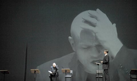 Musikalische Seelenreizung: Bo Skovhus und Simon Pauli in „Oberst Chabert“. Foto: Marcus Lieberenz im Auftrag der DEUTSCHEN OPER BERLIN 