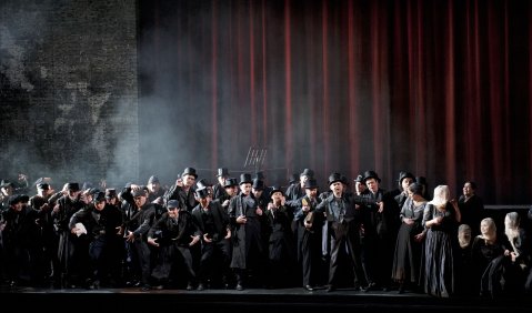 Das Volk wird zum Publikum: Der Chor der Oper Leipzig in Verdis „Nabucco“. Foto: Kirsten Nijhof