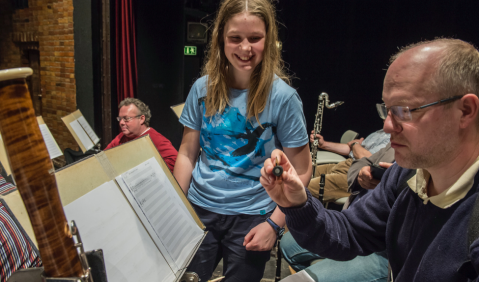 Komponistin Helene Scharfe (Preis der Deutschen Orchesterstiftung 2016) bespricht ihre Partitur mit einem Fagottisten aus dem Orchester des Nordharzer Städtebundtheaters. Foto: Jürgen Meusel