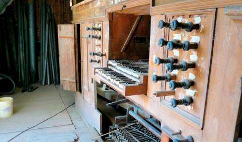 Orgel in Erxleben vor der Sanierung. Foto: https://www.schlosskirche-erxleben.de/project/herbst-orgel/