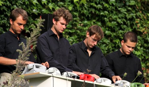 Parkmusik 2012: das Ensemble Atonor mit Erwin Staches telefongesteuerter Klangcollage. Foto: Kenbo