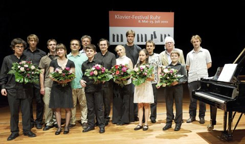 Interpreten (mit Blumen) und Komponisten (ohne Blumen) des „Piano Book“ beim Klavier-Festival Ruhr. Foto: KFR/Mark Wohlrab