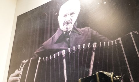 Astor Piazzolla und sein Instrument: Gedenkausstellung in Buenos Aires. Foto: Juan Martin Koch