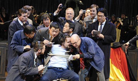 Ulrich Vieth als Wilfried Staber und der Chor des Theaters Heidelberg. Foto: Klaus Fröhlich