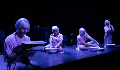 Standbild aus „Powder Her Face“ am Mecklenburgischen Staatstheater Schwerin. Foto: © Silke Winkler