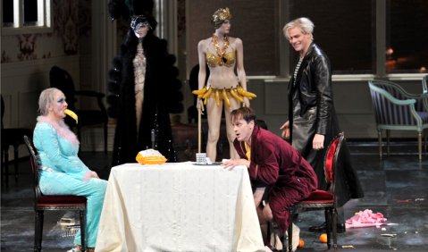 Susan Maclean, Matthias Klink und Bo Skovhus in der Düsseldorfer Strawinsky-Premiere. Foto: Hans Jörg Michel