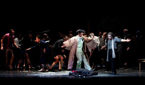 RIGOLETTO. Vorne Cornelius Lewenberg, Yoontaek Rhim, hinten Herren des Opernchor. Foto © Silke Winkler