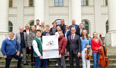 Die Preisträger des Musikpreises der Stadt Regensburg 2022 vor dem Haus der Musik. Foto: Patrick Erb