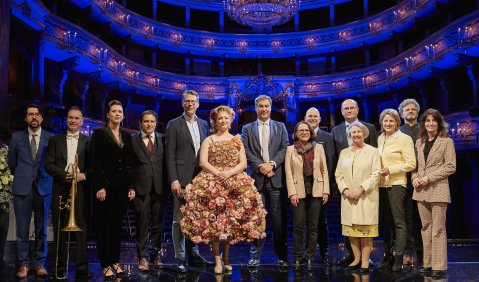 Regensburg wird Staatstheater. Grupenbild mit Rednern, Ensemble und Verwaltungsrat. Foto: Tom Neumeier