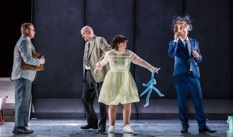 v.l.: Magnus Piontek (Fasolt), James Moellenhoff (Fafner), Maraike Schröter (Freia), Krisztián Cser (Wotan). Foto: Kirsten Nijhof