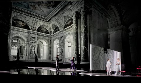 Der Rosenkavalier 2014 • Sophie Koch (Octavian), Mojca Erdmann (Sophie), Silvana Dussmann (Leitmetzerin)  Foto: © Salzburger Festspiele / Monika Rittershaus