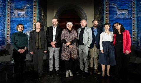 Julia Maas, Silke Jagodzinski, Christoph Müller, Claudia Roth, Hermann Parzinger, Barnes Ziegler, Sophie Gurjanov und Giulia Russo (v.l.n.r.). © SPK / Marco Urban