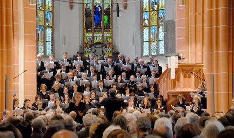 Der Bachchor Heidelberg singt Anno Schreiers „Er ist nicht“. Foto: Bachchor Heidelberg